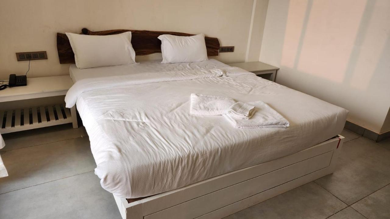 Coastal Bay Beach Resort Harnai Bagian luar foto