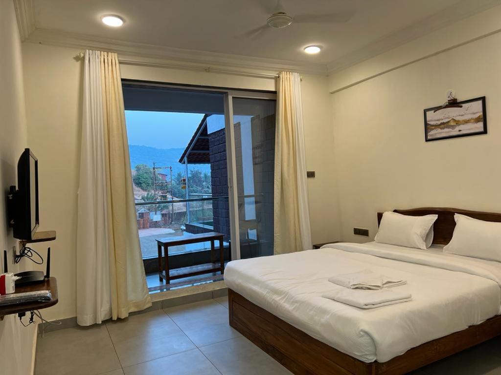 Coastal Bay Beach Resort Harnai Bagian luar foto