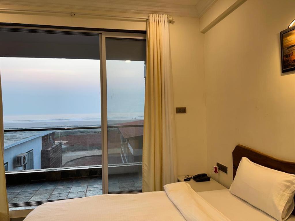 Coastal Bay Beach Resort Harnai Bagian luar foto
