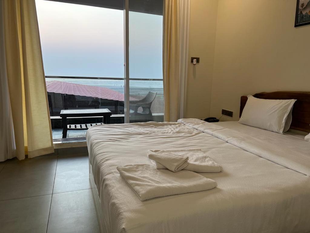 Coastal Bay Beach Resort Harnai Bagian luar foto