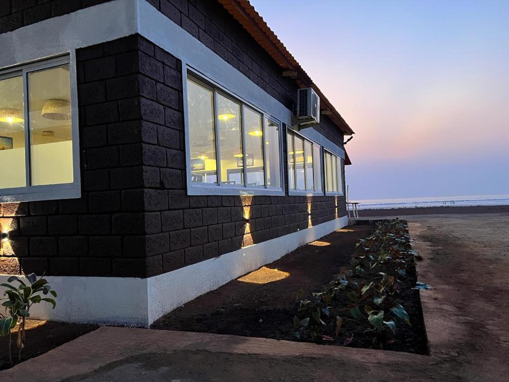 Coastal Bay Beach Resort Harnai Bagian luar foto