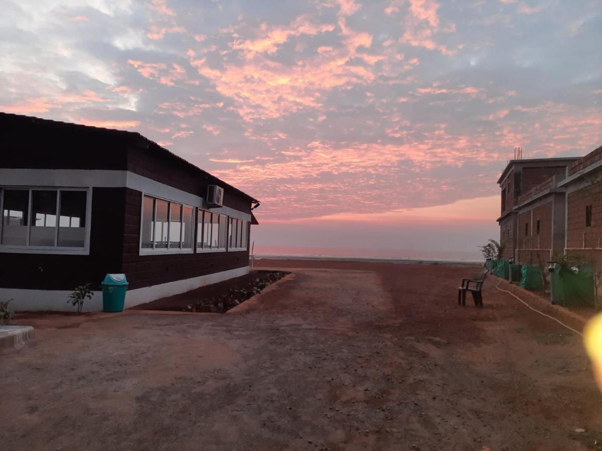 Coastal Bay Beach Resort Harnai Bagian luar foto